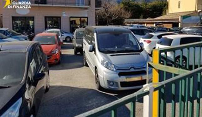 Vendeva auto pagate in contanti e al fisco dichiarava quasi "zero": concessionario nei guai