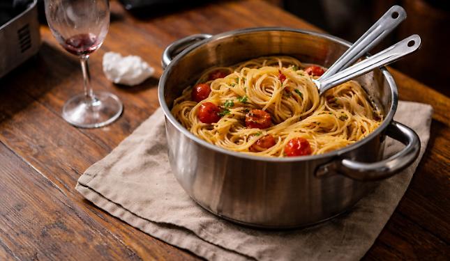 Si finge chef seducente, lo droga a cena con un piatto di spaghetti e gli svuota casa: arrestata con il complice