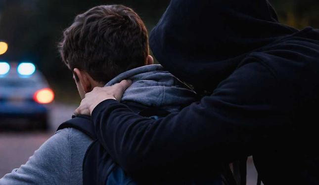 Aggredito alle spalle e rapinato: paura per un minorenne, identificato il responsabile