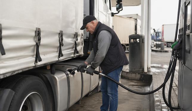 Caro gasolio, il conto &egrave; salato: gli autotrasportatori alzano la voce: &laquo;Cos&igrave; non si regge pi&ugrave;&raquo;