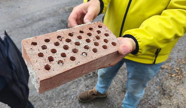 Scuola demolita: e i mattoni si vendono per beneficenza. Ecco come acquistarli