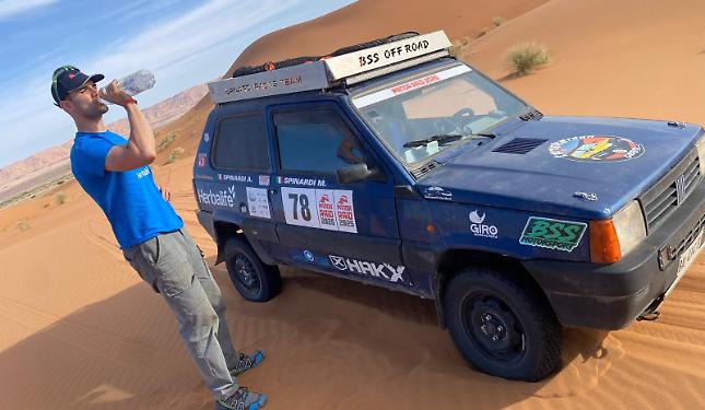 In corsa nel deserto, tra guasti e sabbia: padre e figlio scalano la classifica del Panda Raid