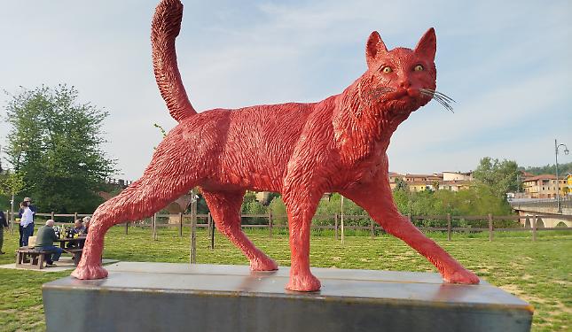 Il "Gatto rosso" adesso esiste davvero: la leggenda prende vita, all'ingresso del paese