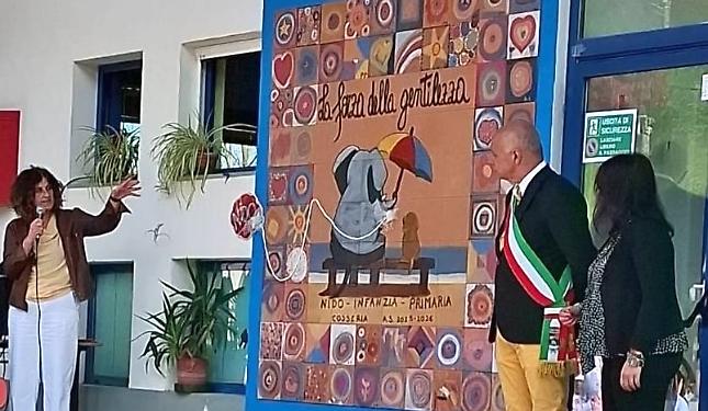 I bambini realizzano un murale con 100 piastrelle dipinte a mano