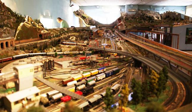 Il maxi plastico dei treni tra i pi&ugrave; grandi d'Italia: 260 metri di binari e un mondo in miniatura. Ecco come visitarlo gratis