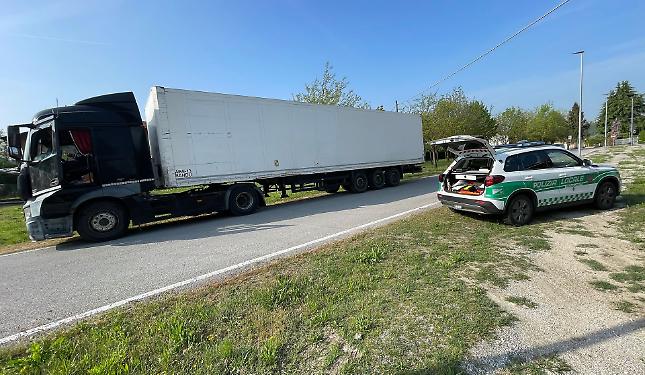 Camion in manovra urta la ringhiera di una propriet&agrave; privata