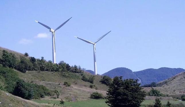 Passano le pale eoliche: si chiude la strada