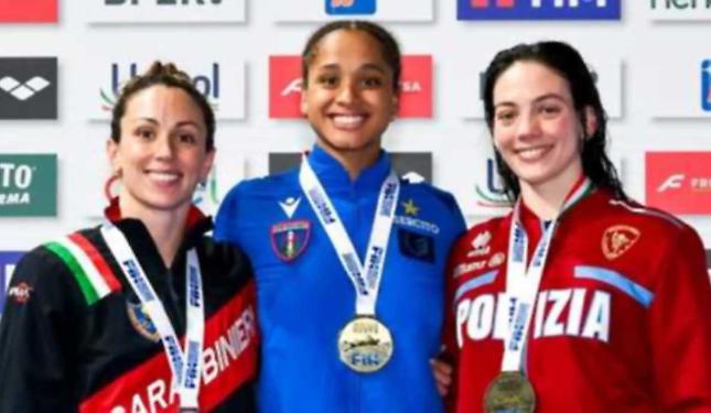 Sara Curtis, poker da leggenda: quattro ori e record, la regina del nuoto &egrave; cuneese