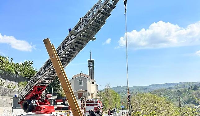 Ciclista esce di strada e vola in un dirupo per 5 metri