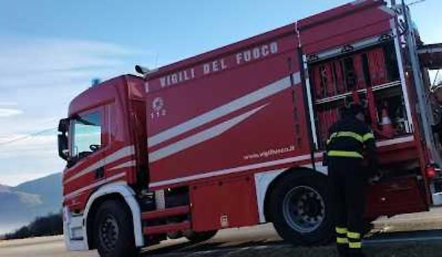 Incendio nella zona sopra Monastero Vasco: intervento in corso