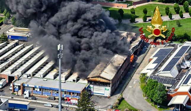 Fiamme e paura: vasto rogo in un capannone, famiglie fatte evacuare