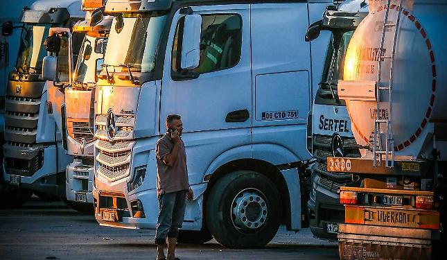 Autotrasportatori in rivolta: &ldquo;Cos&igrave; non si pu&ograve; pi&ugrave; viaggiare, migliaia di imprese rischiano di fermarsi"