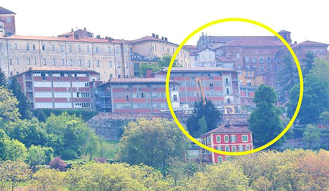 Scuola in demolizione: abbattute gi&agrave; due maniche intere - LE FOTO