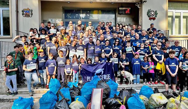 Una mobilitazione da record: 160 in strada per ripulire il borgo