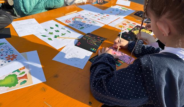 Abbellire gli spazi pubblici: i bambini imparano l'arte dei graffiti