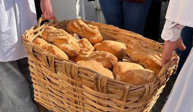 Dodici "micun", pani benedetti, donati alla mensa della Caritas