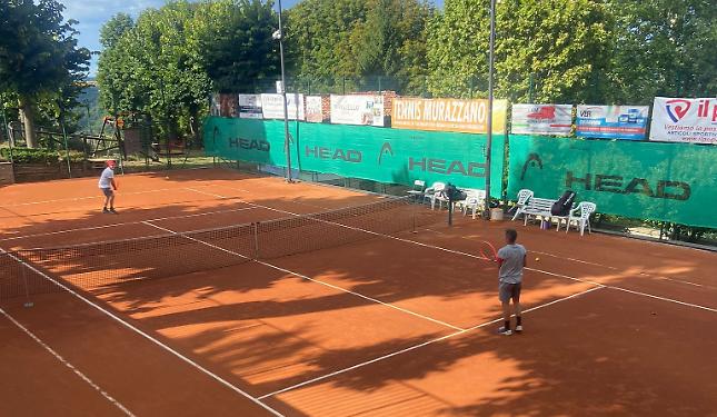 Giocare a tennis sulla terra rossa, tra le colline dell'Alta Langa