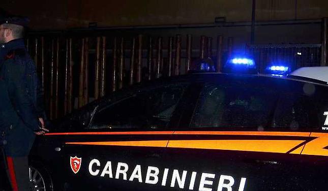 Rubano nello storico negozio di bici, ma devono abbandonare la refurtiva