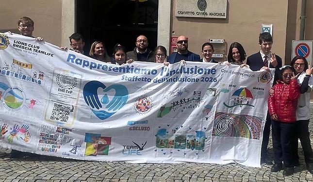 Una "bandiera di inclusione" sta attraversando tutta l'Italia: poi arriver&agrave; in mano al Papa