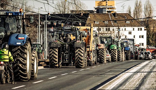 Contro la guerra e i rincari: migliaia di agricoltori in protesta al Brennero