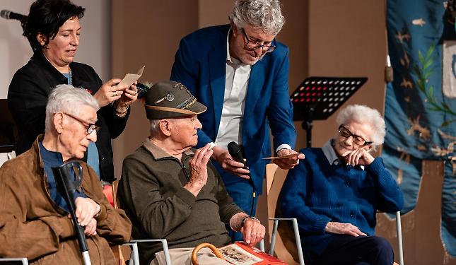 25 aprile, i valori della Liberazione non hanno et&agrave;: tre ultracentenari consegnano la Costituzione ai giovani