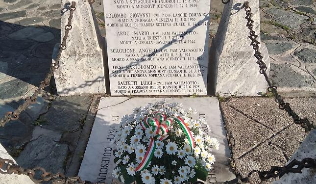 Fiori tra le lapidi: al Sacrario partigiano, il ricordo dei mille giovani uccisi