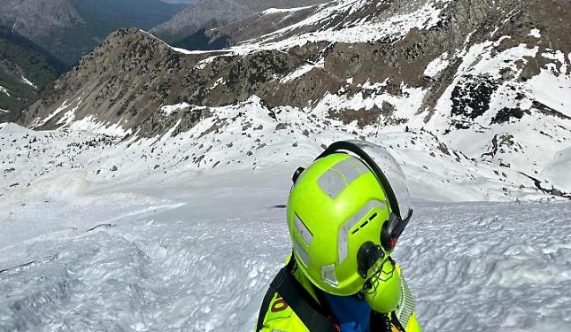 Escursionista scivola con gli sci nel Canale dei Genovesi: recuperato con l'elicottero