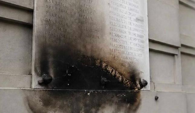 Bruciata una targa partigiana dopo il 25 Aprile: indignazione a Torino per il gesto che colpisce la memoria