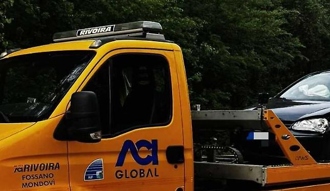 Scontro tra due auto sulla Magliano-Carr&ugrave;, davanti al benzinaio