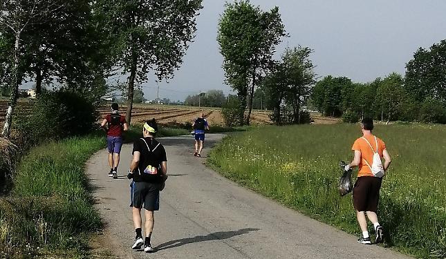 Raccogliere i rifiuti correndo: 20 sacchi di immondizia in appena 8 chilometri
