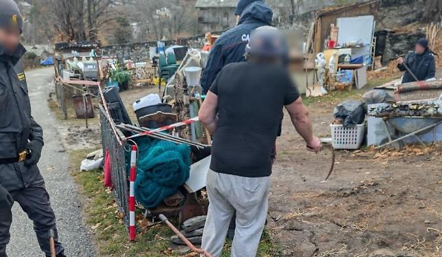 Quattro roulotte, un'auto e montagne di rifiuti: sequestrata una grande discarica abusiva