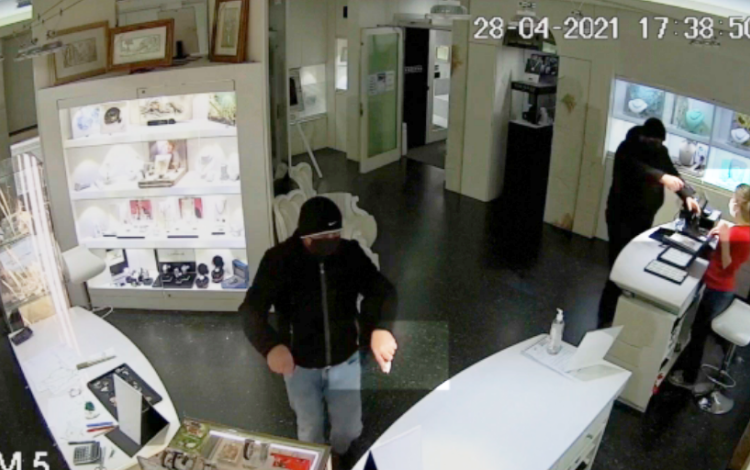 Spari dopo la rapina, l&rsquo;ultima battaglia del gioielliere: il caso arriva in Cassazione