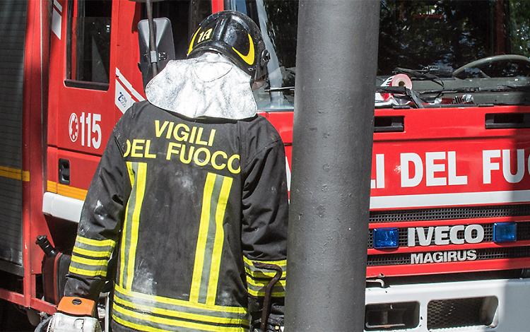 Garage in fiamme: auto distrutta all'interno