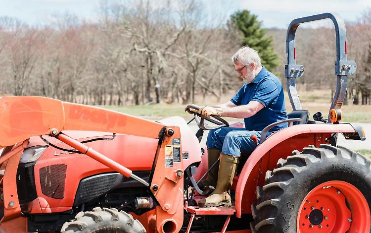 Travolto dal trattore a 83 anni: “Tre decessi in estate, urge revisione obbligatoria”