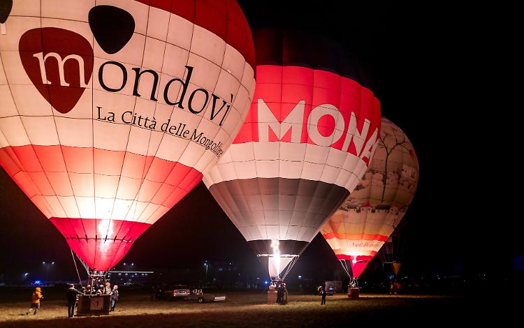 Uno show di mongolfiere al buoi con le musiche della serie Netflix "Stranger Things"