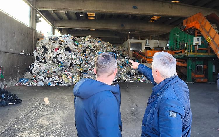 A spasso... nella discarica: «Così finalmente smentiamo un po' di bufale»