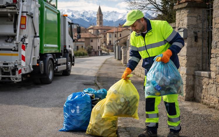 Raccolta rifiuti sotto controllo: ora i Comuni monitorano i mezzi in tempo reale