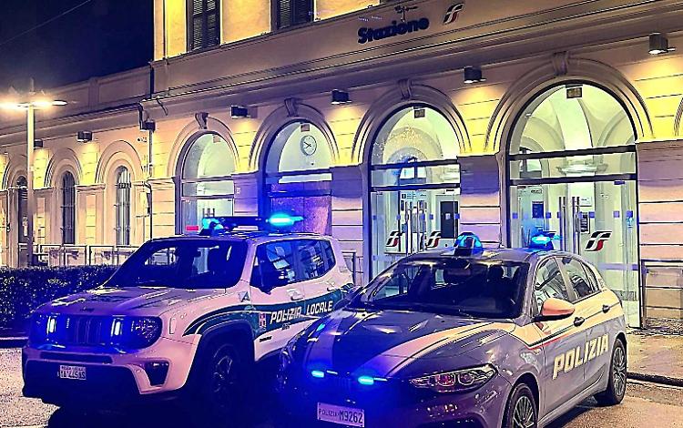 Poliziotti nelle stazioni: 260 persone identificate, tre cittadini rimpatriati