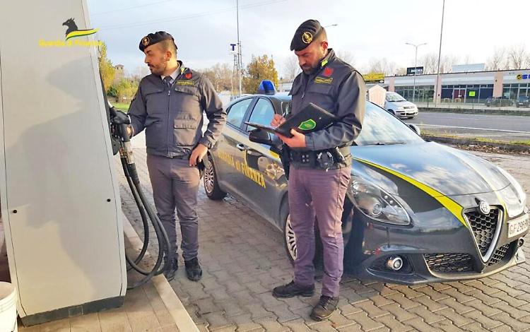 Il prezzo dei carburanti alle stelle: la Guardia di Finanza intensifica i controlli