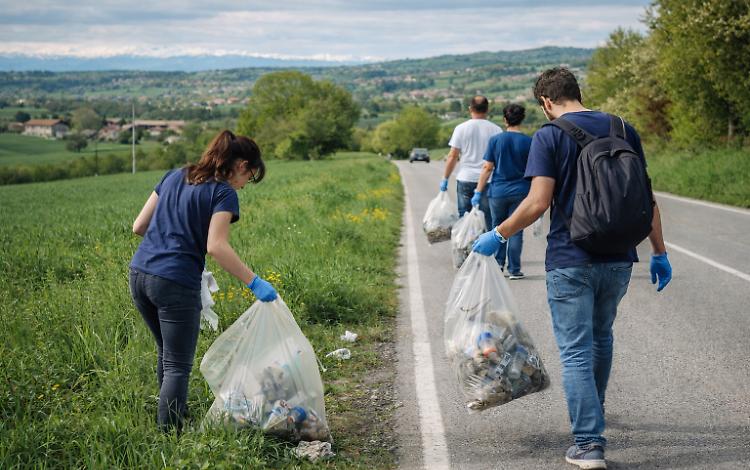 Una passeggiata per raccogliere i rifiuti lungo le strade