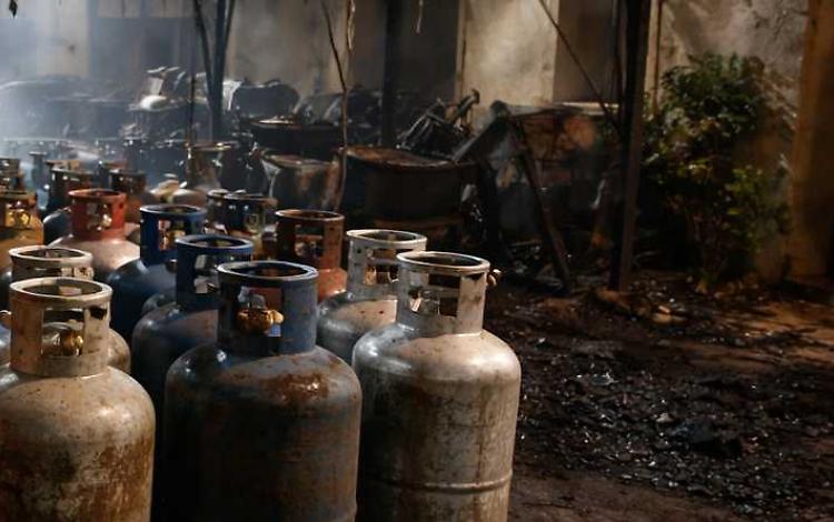 Incendio in un cortile con 19 bombole di gas, si ipotizza un atto doloso