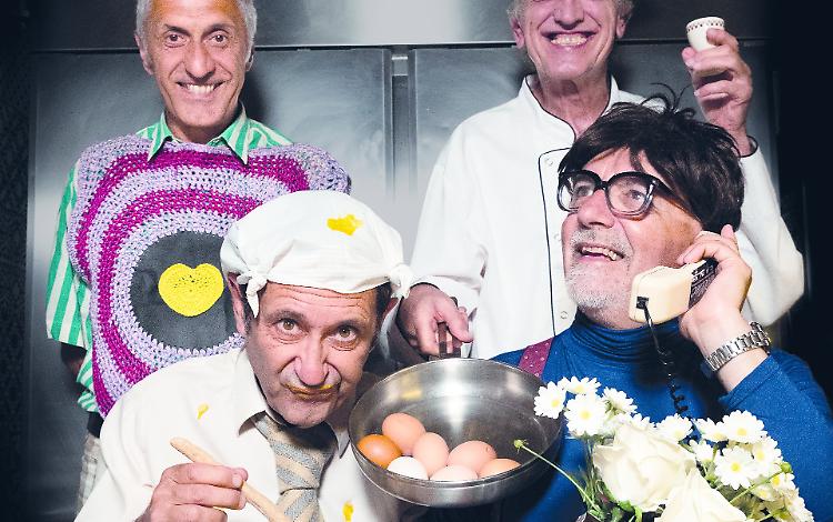 Ennesimo sold-out: il segreto dello show che unisce beneficenza e ironia