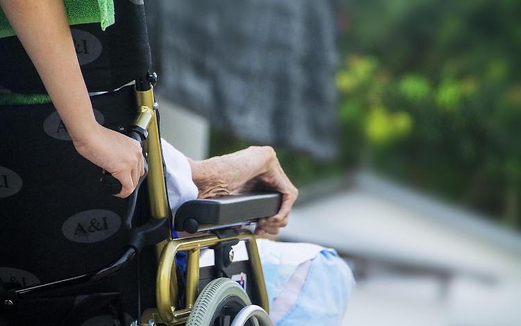 Non lasciare soli malati e caregiver: il progetto che punta a costruire una comunit&agrave; che cura