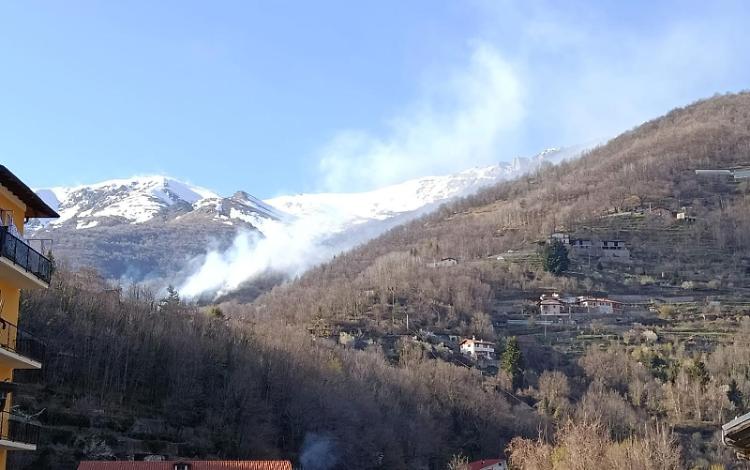 Incendio nei boschi di Ormea, allarmi in sequenza per il forte vento