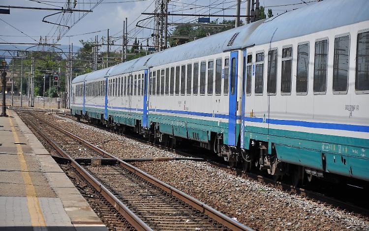 Incendio sterpaglie e treni in ritardo: cosa &egrave; successo sulla Torino-Fossano