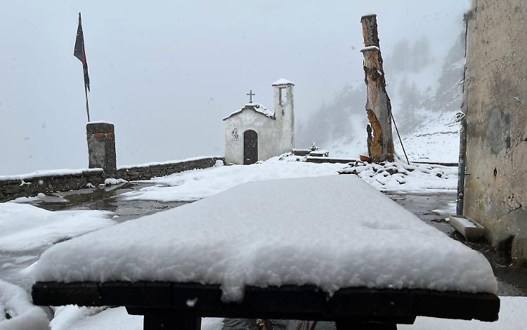 Nevicata di primavera: colpo di coda dell'inverno, sulle Alpi del Piemonte