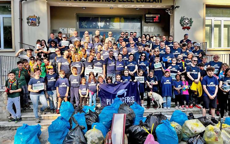 Una mobilitazione da record: 160 in strada per ripulire il borgo