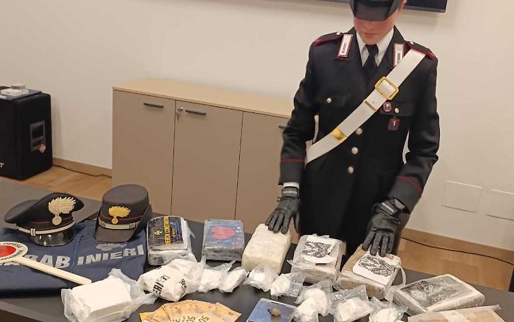 La droga nell'orto, sotto terra i Carabinieri trovano 10 kg di coca