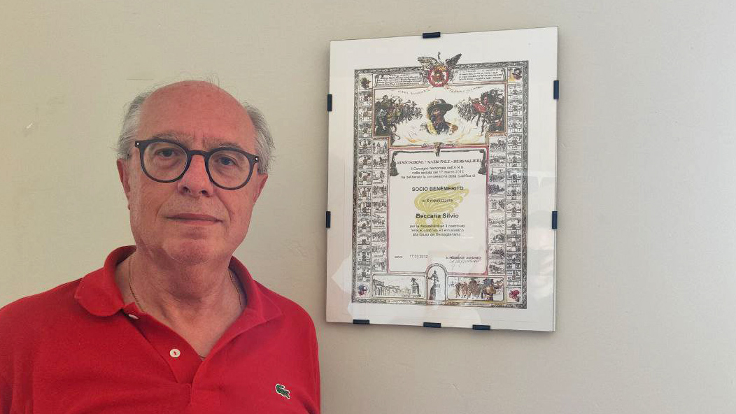 Silvio Beccario con l'attestato di socio benemerito dell'Associazione nazionale dei Bersaglieri
