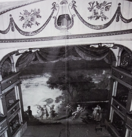 Foro che ritrae il palco del Teatro Sociale di Piazza all'inizio del '900